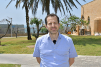 الأحد: جنود من الجبهة الداخلية في مهمة لتوزيع الطرود الغذائية بيافا 