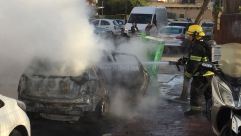 فيديو: احتراق مركبة في مدينة يافا وطواقم الاطفائية تهرع إلى المكان 