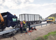 مصرع سيدة بحادث مروّع بين مركبة وشاحنة على شارع 90