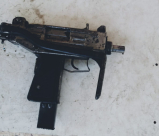 صور: الشرطة تعثر على سلاح "اوزي" في يافا معدّ للاستعمال