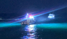 يافا: محاولات تخليص مركب علق بالصخور أمام مرفأ الميناء 