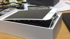 هواتف آيفون 8 بلس مشوهة وبطاريات منتفخة