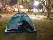  فيديو: أزمة السكن - عائلة يافية تفترش الأرض وتلتحف السماء 