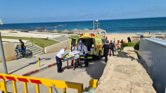 فيديو: عملية انعاش لسيدة اثر تعرضها للغرق على شاطئ العجمي بيافا