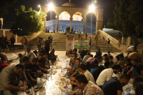 بالصور: مركز الهدى في الرملة ينظم مائدة سحور للمصلين في المسجد الأقصى المبارك