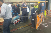 بالصور: اصابة متوسطة لعامل اثر سقوطه عن ارتفاع 6 أمتار في الرملة