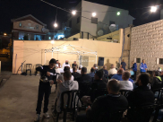 بالفيديو: خيمة الهدى تعقد لقاءً دعوياً في بيت جدة الشاب محمود مسلم رحمه الله