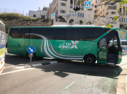  بالصور: حافلة تتسبب بأزمة مرورية خانقة في مدخل الميناء 