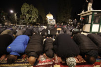 الآلاف يؤدون صلاتي العشاء والتراويح في المسجد الأقصى المبارك