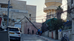 يافا: سقوط عامود للكهرباء والشرطة تُغلق الشارع أمام المارة