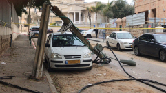 صور: سقوط عامود كهرباء على مركبة في يافا دون اصابات 