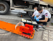  اصابة حرجة لسائق دراجة كهربائية صدمته شاحنة شرق يافا