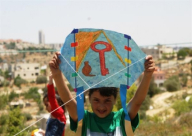 فيديو: هذا ما فعلته طائرة ورقية ب 4 أشخاص !