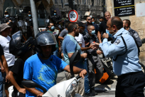  يافا: الشرطة تعتدي على المتظاهرين بإلقاء القنابل الصوتية