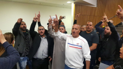 فيديو: أهالي يافا يزلزلون قاعة المحكمة بالتكبيرات رفضاً للمساس بحرمة مقبرة طاسو الاسلامية