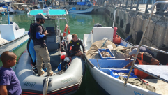 بالفيديو: حملة مداهمة وتفتيش على مراكب الصيادين في ميناء يافا 