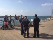   بالصور: الشرطة تلاحق الفتية في ميناء يافا بحجة منع السباحة 