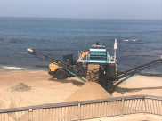 فيديو: تنظيف شاطئ بحر بيافا تمهيداً لافتتاح موسم السباحة 