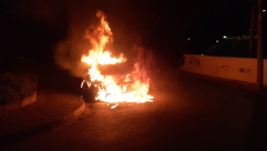 فيديو: احتراق مركبة في حي العجمي بيافا والاطفائية تهرع للمكان 