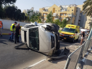  اللد: إصابات طفيفة بانقلاب مركبة وسط المدينة 