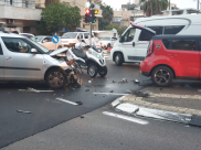   بالصور: حادث طرق بين مركبتين بيافا وأزمة مرورية خانقة في المكان