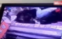 بالفيديو .. رصيف يبتلع 4 أشخاص