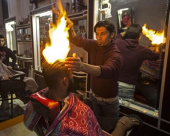 حلاق من غزة يحلق شعر زبائنه بالنار (فيديو)
