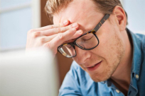 لماذا نشعر بالصداع بعد ارتداء النظارة الطبية الجديدة؟