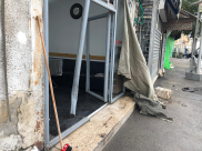 بالصور: حادث طرق ذاتي يتسبب بأضرار لواجهة أحد المحلات بيافا