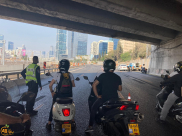 إغلاق مقطع من شارع أيالون بسبب سقوط قضبان حديديّة من شاحنة