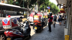 الطواقم الطبية تُقدم الاسعافات الأولية لشخص فقد وعيه في يافا