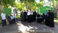  بالصور: أحباب الأقصى يزورون خيمة عائلة السقا في حديقة العجمي للتضامن مع العائلة 