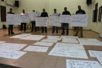 بالصور: تجهيز شعارات ولافتات استعداداً للتظاهرة ضد عنف الشرطة في يافا السبت المقبل