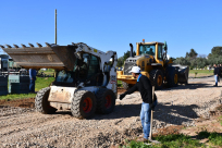 فيديو: تعبيد طريق بطول 400 متر ضمن مشروع صيانة مقبرة طاسو