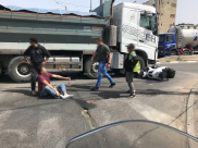 فيديو: اصابة شخص بحادث طرق بين دراجة نارية وشاحنة في يافا 