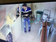  بالفيديو: شاب من خارج يافا يسرق مبلغاً من النقود من جيب أحد المصلين في مسجد الجبلية