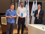  يافا: وزارة المالية تمنح آدم أبو شميس جائزة الامتياز والتفوّق