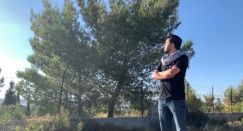 شاهد: فيديو أنشودة «سوف نبقى هنا» للمربّية عبيدة بلحة