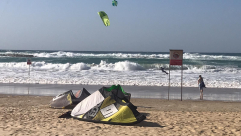 فيديو: الأمواج العالية والرياح تجذب محبي ركوب الأمواج على شاطئ بحر يافا