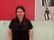 ممثلة عن الصم والبكم تنادي للمشاركة غداً في الانتخابات 