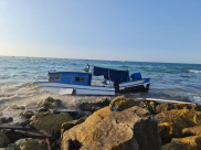  يافا: مياه البحر تلفظ مركباً على الشاطئ قرب مسجد البحر