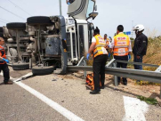 فيديو: اصابة متوسطة لسائق بانقلاب شاحنة قرب مدينة الرملة