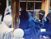 شاهد: ملثمون يسرقون محل مجوهرات بتل ابيب ويعتدون بالضرب على صاحبه