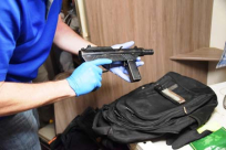 عميل للشرطة يوقع 24 مشتبها بالمتاجرة بالسلاح والمخدرات في منطقة المركز