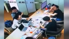 فيديو يوثق لحظة انفجار هاتف آيفون بين يدي شابة