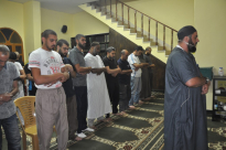 بالفيديو والصور: شعائر صلاتي العشاء والتراويح في مسجد البحر بيافا 