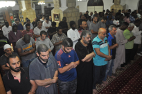  بالصور: شعائر صلاتي العشاء والتراويح في مسجد حسن بك بمدينة يافا 