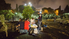 مئات المعتكفين ينظفون منطقة "باب الرحمة" داخل المسجد الأقصى