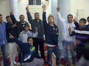 بالفيديو: شاب يهودي يعلن اسلامه في مسجد النزهة بمدينة يافا 