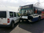  بالصور: إصابة شخص بحادث طرق بين حافلة ومركبة بالقرب من يافا 